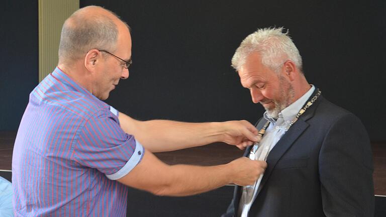 Bürgermeister Andreas Zuschlag (links) übergibt die Amtskette der Gemeinde Wiesthal an seinen Nachfolger Karl-Heinz Hofmann. Bürgermeister Andreas Zuschlag (links) übergibt die Amtskette der Gemeinde Wiesthal an seinen Nachfolger Karl-Heinz Hofmann.