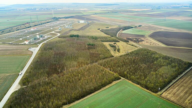 Einen Teilerfolg haben die Bergrheinfelder mit ihrem Protest gegen den geplanten Verlauf der SuedLink-Trasse durch den Gemeindewald erreicht: Die Bundesnetzagentur hat Tennet mit der Planung einer Alternativtrasse östlich am Wald vorbei beauftragt. Sie führt entlang der Zufahrtsstraße (links) zum Umspannwerk. Einen Teilerfolg haben die Bergrheinfelder mit ihrem Protest gegen den geplanten Verlauf der SuedLink-Trasse durch den Gemeindewald erreicht: Die Bundesnetzagentur hat Tennet mit der Planung einer Alternativtrasse östlich am Wald vorbei beauftragt. Sie führt entlang der Zufahrtsstraße (links) zum Umspannwerk. 