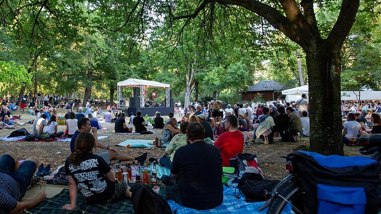 Entspannt Livemusik hören, Menschen treffen, etwas Leckeres essen: Das Würzburger Ringparkfest gilt in der Region als eines der gemütlichsten seiner Art. Entspannt Livemusik hören, Menschen treffen, etwas Leckeres essen: Das Würzburger Ringparkfest gilt in der Region als eines der gemütlichsten seiner Art.