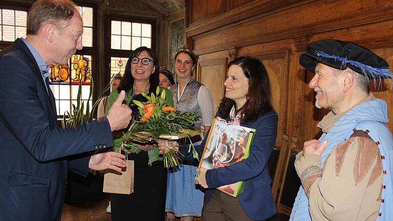 Besuch der israelischen Generalkonsulin aus München, Carmela Shamir (Zweite von rechts) im Historischen Rathaus der Stadt Kitzingen. Vorne von links: Oberbürgermeister Stefan Güntner, Landtagsabgeordnete Barbara Becker und Hofrat Walter Vierrether.
