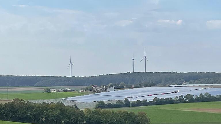 35 Hektar Photovoltaik-Anlage und die Sulzthaler Windräder verändern bereits jetzt den Blick auf dem Weg ins Altenreichthal. Möglicherweise sollen hier weitere Windkraftanlagen hinzukommen.       -  35 Hektar Photovoltaik-Anlage und die Sulzthaler Windräder verändern bereits jetzt den Blick auf dem Weg ins Altenreichthal. Möglicherweise sollen hier weitere Windkraftanlagen hinzukommen.