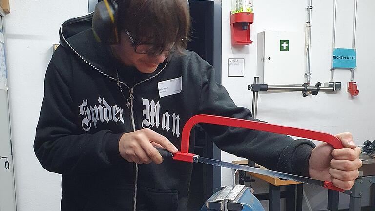 Pavel Endin beim Metallsägen. Pavel Endin beim Metallsägen.