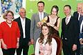 Vor rund 100 Gästen platzierte Amelie I. die Krone auf dem Haupt ihrer Nachfolgerin Johanna Würffel. Im Bild (von links): Beate Glotzmann, Pfarrer Stefan Mai, Landrat Florian Töpper, Amelie Zink, Bürgermeister Thorsten Wozniak, Zweiter Bürgermeister Erich Servatius und Winfried Ernst, Vorsitzender des Weinbauvereins Gerolzhofen.