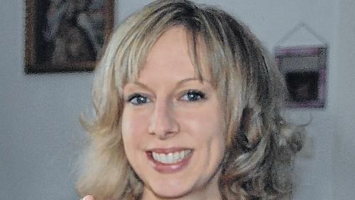 Aber bitte mit Sahne: Die weit gereiste Studentin Sibylle Pearce mit dem Milchdöschen mit der Würzburger Residenz, das ihr in China in einem Teehaus serviert wurde. Aber bitte mit Sahne: Die weit gereiste Studentin Sibylle Pearce mit dem Milchdöschen mit der Würzburger Residenz, das ihr in China in einem Teehaus serviert wurde.