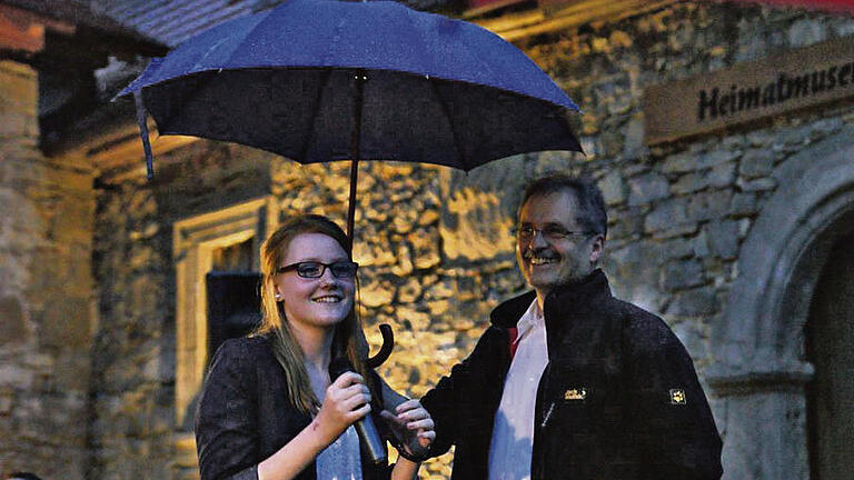 Schirmherren-Rolle: Bürgermeister Eberhard Streit kam der Gesangssolistin Anna Hartmann mit einem Regenschirm zu Hilfe.