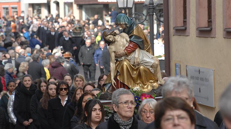 Obwohl erst 22 Jahre alt und keineswegs streng katholisch begleitete Sabina Geis (hinter der Frau mit Sonnenbrille) bisher die von Frauen getragene 'Pieta'.&nbsp;