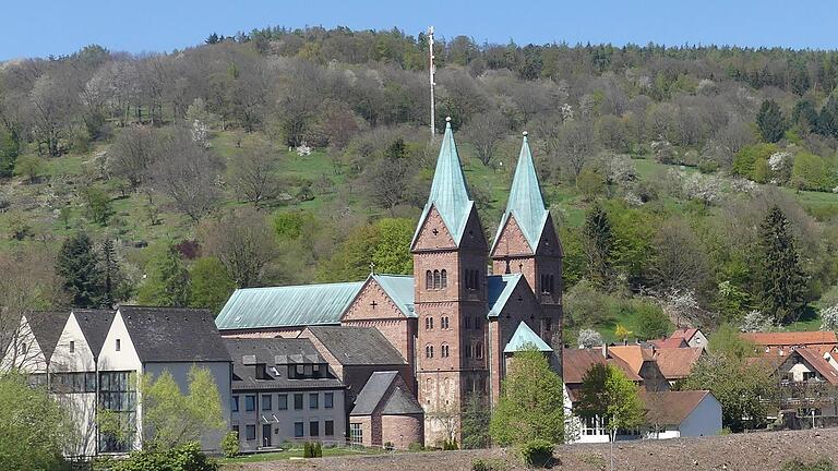 Das Kloster in Neustadt und der Nachfolgebau der Abteikirche im 21. Jahrhundert.&nbsp;