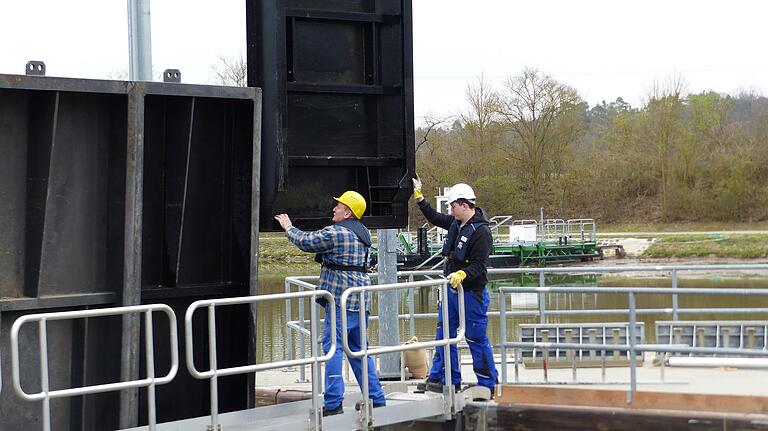 Fingerspitzengefühl ist angesagt beim Befestigen der Verschlüsse im Wasser Fingerspitzengefühl ist angesagt beim Befestigen der Verschlüsse im Wasser