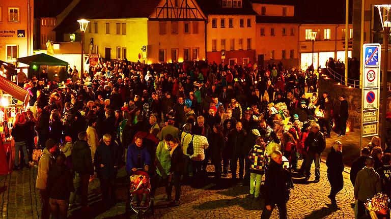 Dicht an dicht drängen sich die Besucher bei der Mellrichstädter Erlebnisnacht durch die Stadt (Archivbild). Das ist heuer Corona-bedingt nicht möglich. Dicht an dicht drängen sich die Besucher bei der Mellrichstädter Erlebnisnacht durch die Stadt (Archivbild). Das ist heuer Corona-bedingt nicht möglich.