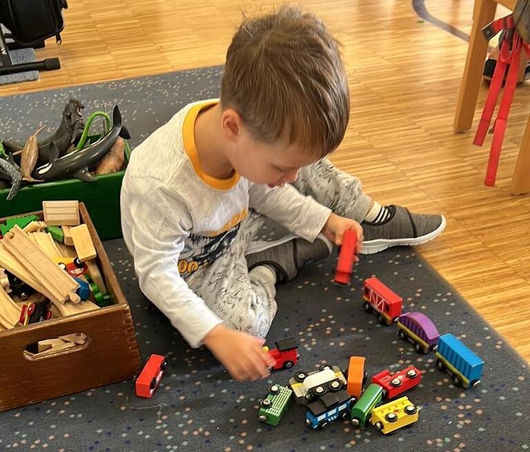Maksim Vykhrystiuk beim Spielen an seinem ersten Tag im Kindergarten in Iphofen. Maksim Vykhrystiuk beim Spielen an seinem ersten Tag im Kindergarten in Iphofen.