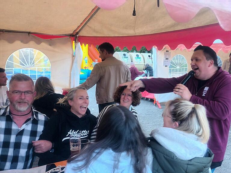 Für eine ausgelassene Stimmung sorgte Sänger und Entertainer Sebastian Wilhelm (rechts) beim Ehrenabend des SV Victoria Neuschleichach.