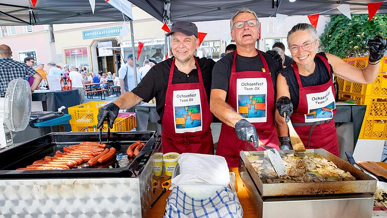 Das Ochsenfurter Wappentier spielte am Stand des Stadtmarketingvereins die Hauptrolle, mal als Gulasch, mal als Bratwurst.