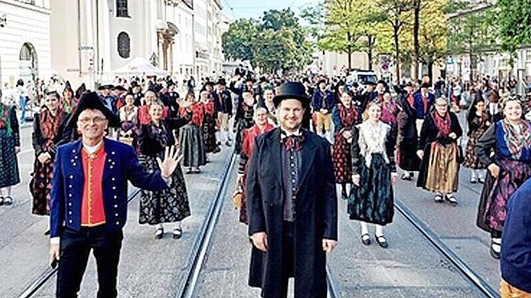 Die Bürgermeister und Trachtler der Ile Oberes Werntal präsentierten die Werntaltracht beim Oktoberfestzug.       -  Die Bürgermeister und Trachtler der Ile Oberes Werntal präsentierten die Werntaltracht beim Oktoberfestzug.