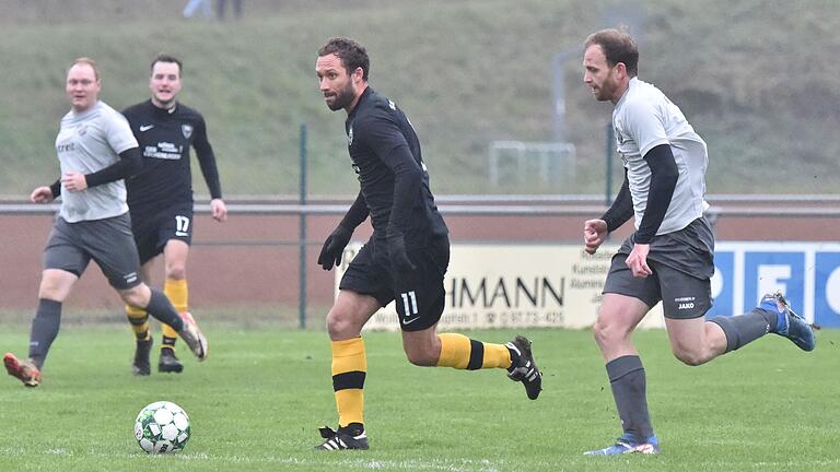 Auf dem Weg zum 2:0 für die SG Unsleben/Wollbach ist Moritz Hesselbach (vorne links). Nils Fiedler von der SG Bastheim/Reyersbach/Stockheim (rechts) hat das Nachsehen.