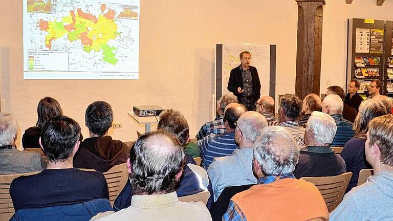 Viele interessierte Bürger waren gekommen, um sich das Konzept des Kernwegenetzes der Region Main-Steigerwald unter anderem durch Johannes Krüger vom Amt für ländliche Entwicklung näherbringen zu lassen. Viele interessierte Bürger waren gekommen, um sich das Konzept des Kernwegenetzes der Region Main-Steigerwald unter anderem durch Johannes Krüger vom Amt für ländliche Entwicklung näherbringen zu lassen.