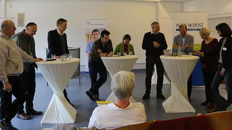 Mit den Landratskandidaten auf Tour: Im Krankenhaus Lohr diskutierten (von links) Moderator Roland Pleier, Christian Beier (Grüne), Christoph Vogel (Freie Wähler), Moderator Markus Rill, Sabine Sitter (CSU), Hubert Fröhlich (FDP), Klinikreferent René Alfons Bostelaar, Pamela Nembach (SPD) und Geschäftsleiterin Cornelia Köster.