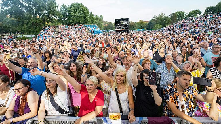 Ein idyllischer Sommerabend: Am Anfang ist es noch hell im Bad Kissinger Luitpoldpark. Als Ronan Keating die Bühne betritt, geht die Sonne unter und die letzten Plätze auf der Tribüne füllen sich. Ein idyllischer Sommerabend: Am Anfang ist es noch hell im Bad Kissinger Luitpoldpark. Als Ronan Keating die Bühne betritt, geht die Sonne unter und die letzten Plätze auf der Tribüne füllen sich.