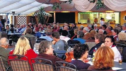 Der Autor und Sozialkritiker Claus Fussek aus München zog am Mittwochabend beim 1. Kitzinger Sozialforum des VdK im Glashaus des Café Harmonie in Etwashausen rund 300 Zuhörer in seinen Bann.