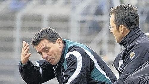 „Hör mir auf“ – Großbardorfs Trainer Dieter Kurth (links) im frustrierten Zwiegespräch mit seinem Co-Trainer Udo Eckert. „Hör mir auf“ – Großbardorfs Trainer Dieter Kurth (links) im frustrierten Zwiegespräch mit seinem Co-Trainer Udo Eckert.