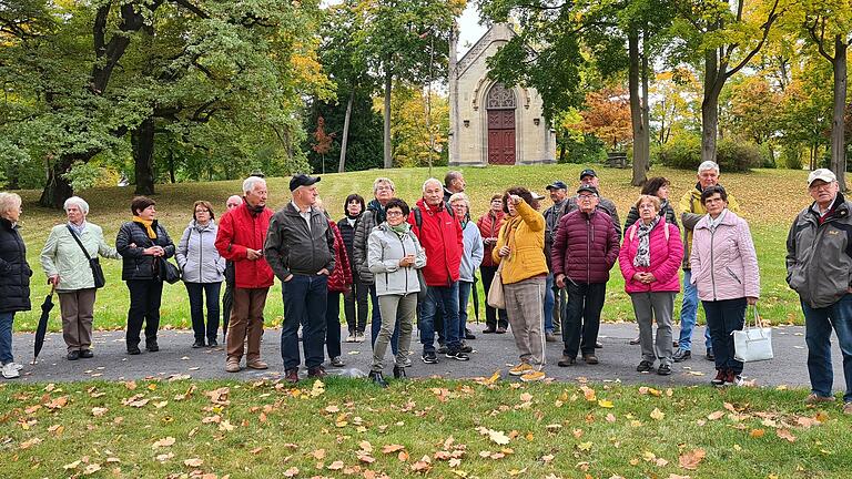 Die Altbürgermeister*innen mit ihren Partner*innen lauschten im Englischen Garten den Erläuterungen der Stadtführerin Frau Sauerbrei.