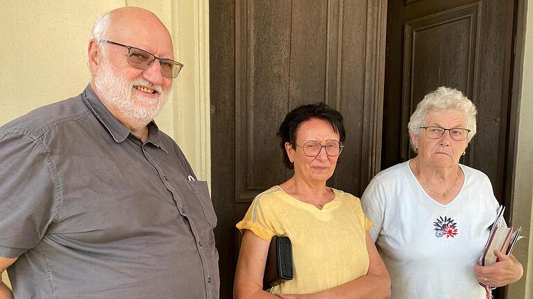 Nach dem Gottesdienst: Dekan Stephan Hartmann und die Windheimerinnen Helga Hein und Rosemarie Müller (von links) sprechen voller Hochachtung von Adelheid Back. Nach dem Gottesdienst: Dekan Stephan Hartmann und die Windheimerinnen Helga Hein und Rosemarie Müller (von links) sprechen voller Hochachtung von Adelheid Back.