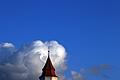Wolken türmen sich über Kirchturm.jpeg       -  Hört man sich in Bayerns (Erz-)Bistümern und der evangelischen Landeskirche um, wird schnell klar, wie wichtig für diese Schulen und Kitas sind: Sie stellen eine Brücke in eine Gesellschaft dar, die sich immer weniger in Gottesdiensten blicken lässt.