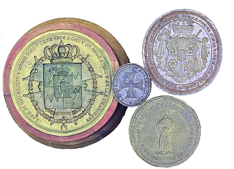 Links ein Stempel aus der Zeit Ferdinands III. von Toskana, daneben ein Exemplar des Deutschen Ordens. Rechts oben ein Stempel für den Mainzer Erzbischofs, unten vom Ritterstift St. Alban in Mainz. Links ein Stempel aus der Zeit Ferdinands III. von Toskana, daneben ein Exemplar des Deutschen Ordens. Rechts oben ein Stempel für den Mainzer Erzbischofs, unten vom Ritterstift St. Alban in Mainz.