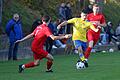 Der Grettstädter Lukas Stumpf&nbsp; (am Ball) setzt sich gegen Sven Herrmann und Marcel Reith von der SG Zeuzleben/Stettbach durch.