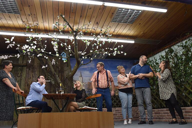 Mit der Verwechslungskomödie 'Eine himmlische Beförderung' landete die KCV-Theatergruppe einen humoristischen Volltreffer auf der Bühne im Schützenhaus Knetzgau. Mit der Verwechslungskomödie 'Eine himmlische Beförderung' landete die KCV-Theatergruppe einen humoristischen Volltreffer auf der Bühne im Schützenhaus Knetzgau.