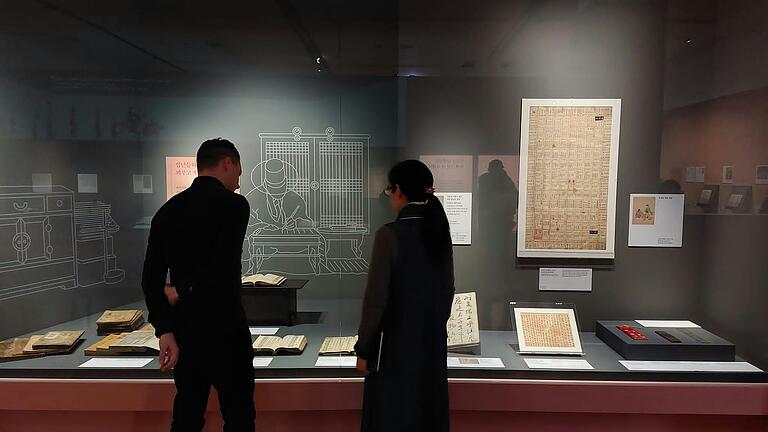 In Südkorea, wohin das Schweinfurter Museum 2024 seine Dürer-Sammlung ausgeliehen hatte, fand Jan Soldin (links) fortschrittlichere Präsentationsmöglichkeiten vor als im eigenen Haus. In Südkorea, wohin das Schweinfurter Museum 2024 seine Dürer-Sammlung ausgeliehen hatte, fand Jan Soldin (links) fortschrittlichere Präsentationsmöglichkeiten vor als im eigenen Haus.