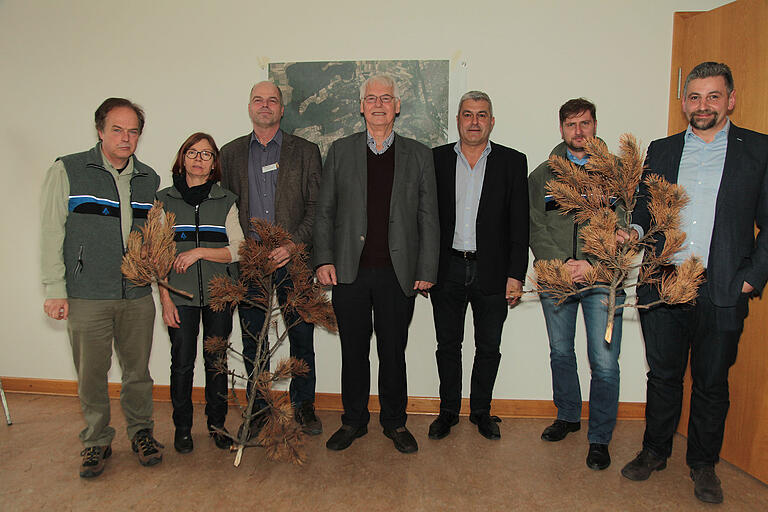 Sie machen sich gemeinsam Gedanken zur Rettung der Schwarzkiefern: (v.l.n.r.) Revierförster Wolfgang Fricker, Wald-Pädagogin Antje Julke vom ALF, Erhard Heinle (Untere Naturschutzbehörde am Landratsamt) Ex-WWF-Stiftungsratschef Prof. Detlev Drenckhahn, Thomas Benkert (Bürgermeister Erlabrunn), Dr. Hans-Joachim Klemmt (Bayerische Landesanstalt für Wald und Forst, Freising) und Forstassessor Stefan Götz (ALF Würzburg). Auf dem Bild fehlt Leinachs Bürgermeister Uwe Klüpfel. Sie machen sich gemeinsam Gedanken zur Rettung der Schwarzkiefern: (v.l.n.r.) Revierförster Wolfgang Fricker, Wald-Pädagogin Antje Julke vom ALF, Erhard Heinle (Untere Naturschutzbehörde am Landratsamt) Ex-WWF-Stiftungsratschef Prof. Detlev Drenckhahn, Thomas Benkert (Bürgermeister Erlabrunn), Dr. Hans-Joachim Klemmt (Bayerische Landesanstalt für Wald und Forst, Freising) und Forstassessor Stefan Götz (ALF Würzburg). Auf dem Bild fehlt Leinachs Bürgermeister Uwe Klüpfel.
