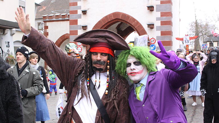 Beim zweitgrößten Faschingszug Unterfrankens wurde in Karlstadt bunt, tierisch, international und manchmal ein bisschen gruselig gefeiert.