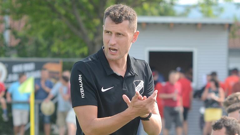 Aufmunterung ist nötig: Benedikt Strohmenger, Spielertrainer des TSV Retzbach. Aufmunterung ist nötig: Benedikt Strohmenger, Spielertrainer des TSV Retzbach.