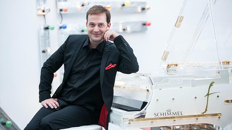 Der Pianist und Sänger Michael von Zalejski präsentiert beim Kulturfrühling Werneck unter dem Motto 'Merci Udo' bekannte, aber auch vergessene Lieder von Udo Jürgens Der Pianist und Sänger Michael von Zalejski präsentiert beim Kulturfrühling Werneck unter dem Motto 'Merci Udo' bekannte, aber auch vergessene Lieder von Udo Jürgens