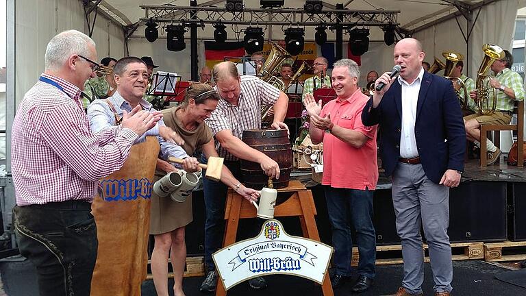 Bieranstich beim Bischofsheimer Stadtfest. In bester Stimmung dabei waren (von links): Tourimusreferent Gerhard Nägler, Julia Malangre-Klesper (Will Bräu), Manduels Bürgermeister Jean Jacques Granat, Michael Roßhirt, Claude Lutz (Bürgermeister Bischoffsheim/Elsass) und Bürgermeister Georg Seiffert. Bieranstich beim Bischofsheimer Stadtfest. In bester Stimmung dabei waren (von links): Tourimusreferent Gerhard Nägler, Julia Malangre-Klesper (Will Bräu), Manduels Bürgermeister Jean Jacques Granat, Michael Roßhirt, Claude Lutz (Bürgermeister Bischoffsheim/Elsass) und Bürgermeister Georg Seiffert.