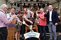 Bieranstich beim Bischofsheimer Stadtfest. In bester Stimmung dabei waren (von links): Tourimusreferent Gerhard Nägler, Julia Malangre-Klesper (Will Bräu), Manduels Bürgermeister Jean Jacques Granat, Michael Roßhirt, Claude Lutz (Bürgermeister Bischoffsheim/Elsass) und Bürgermeister Georg Seiffert.