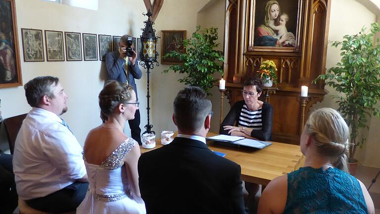 Anna Weis und Mirko Diener ließen sich in der Homburger Schlosskapelle trauen. Anna Weis und Mirko Diener ließen sich in der Homburger Schlosskapelle trauen.