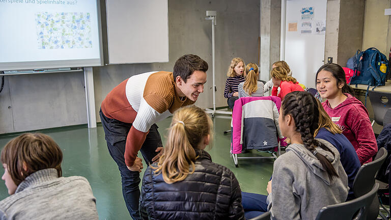 Ein Schüler des Seminars im Austausch mit den Schülerinnen der sechsten Klasse.