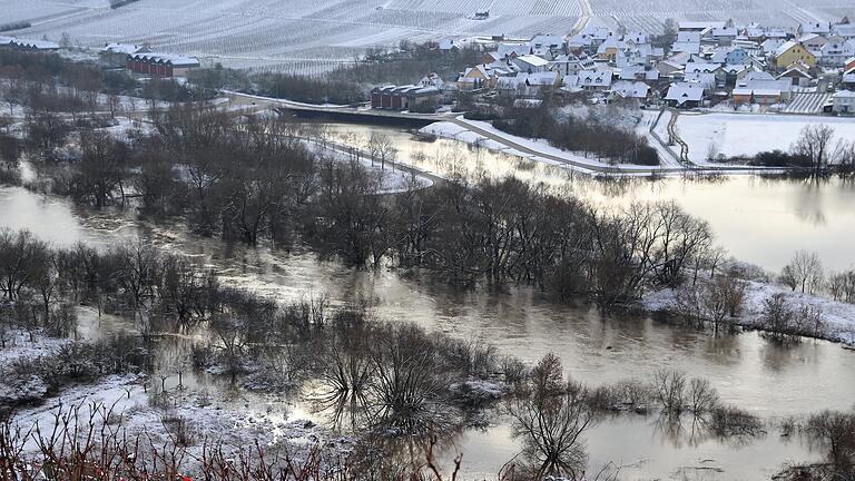 Beim Blick von der Vogelsburg auf den Altmain sieht man, dass der Fluss an einigen Stellen über die Ufer getreten ist.