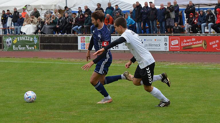 Kampf um den Ball unter Beobachtung: Marcel Faulhaber vom TSV Ettleben (links) entwischt beim 3:1 seines Teams Sebastian Heusinger von der SG Stadtlauringen/Ballingshausen.&nbsp;