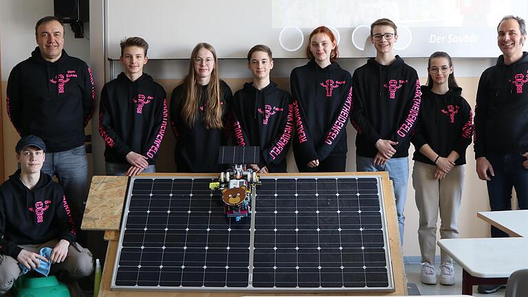 Das Team der Realschule Marktheidenfeld hat einen Roboter programmiert, der Solarpaneele von Schmutz befreit. Damit treten sie im Halbfinale der Lego-Roboter-Meisterschaft in Offenburg an. Gecoacht werden sie von Bernhard Eckert (links) und Daniel Cura (rechts).