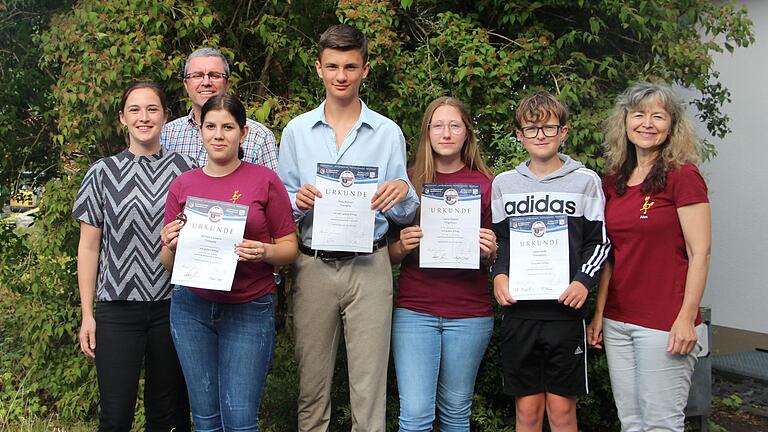 Strahlende Gesichter bei den Sandberger Musikanten: Erneut haben vier junge Musizierende die anspruchsvolle D1 Leistungsprüfung erfolgreich absolviert. Von links: Dirigentin und Theorieausbilderin Elisa Kleinhenz, Ausbilder Jürgen Weyer, Mariella Lenhard, Silas Bühner, Laura Göpfert, Julius Söder und Alexandra Hourle 1. Vorsitzenden der Sandberger Musikanten.