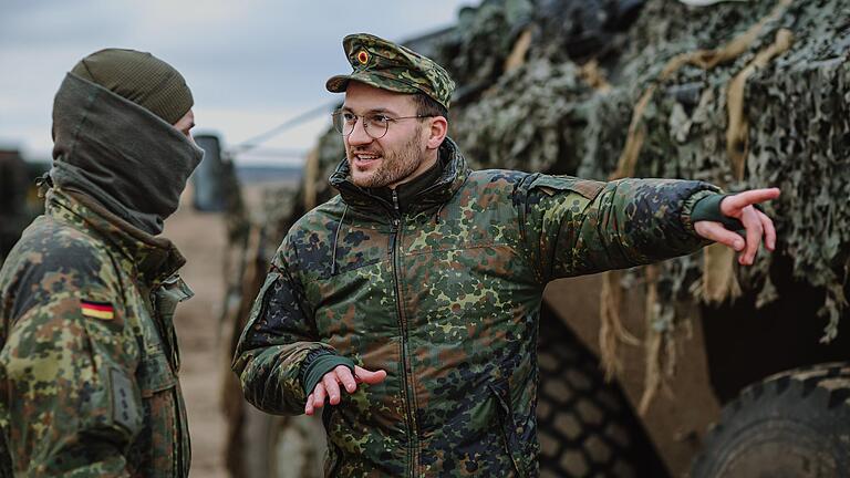 Der Volkacher Hauptmann Simon Rinke weist bei einer Übung in Litauen, unweit der russischen Grenze, einen Soldaten ein.