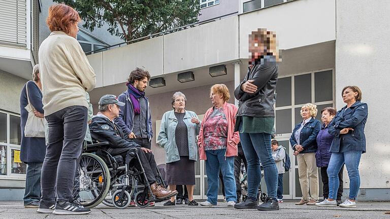 Bewohner des Grombühler Wohnblocks konfrontierten im Oktober 2023 eine Dawonia-Verantwortliche. Mittig: David Full, Sprecher der geplanten Würzburger 'Mietergewerkschaft'.