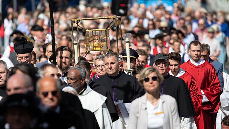 Zahlreiche Menschen ziehen am Sonntagmorgen, 7. Juli 2024, im Rahmen der Reliquienprozession in der Innenstadt in Würzburg von der Pfarrkirche Sankt Burkard in den Kiliansdom. Zahlreiche Menschen ziehen am Sonntagmorgen, 7. Juli 2024, im Rahmen der Reliquienprozession in der Innenstadt in Würzburg von der Pfarrkirche Sankt Burkard in den Kiliansdom.
