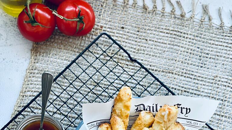 Halloumi-Pommes - Halloumi-Stifte aus dem Airfryer sollten idealerweise frisch und warm gegessen werden. Denn nach dem Erkalten bekommen sie eine leicht gummihafte Konsistenz, was nicht jedermanns Sache ist. Halloumi-Pommes - Halloumi-Stifte aus dem Airfryer sollten idealerweise frisch und warm gegessen werden. Denn nach dem Erkalten bekommen sie eine leicht gummihafte Konsistenz, was nicht jedermanns Sache ist.