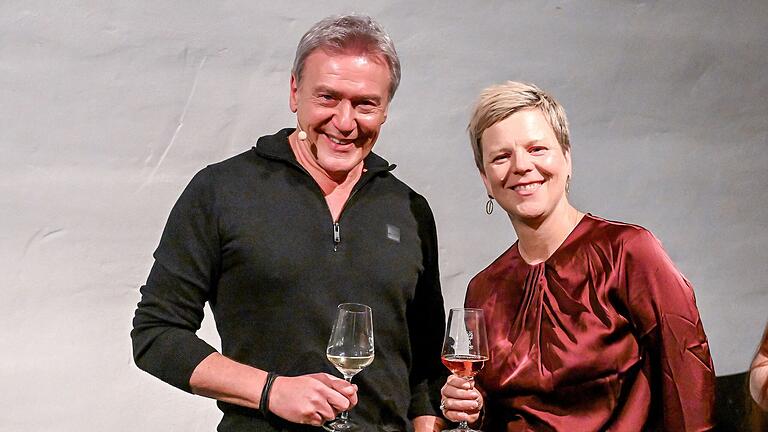 Autor Arno Strobel und Stadtbüchereileiterin Nicole Strohrmann. Autor Arno Strobel und Stadtbüchereileiterin Nicole Strohrmann. 