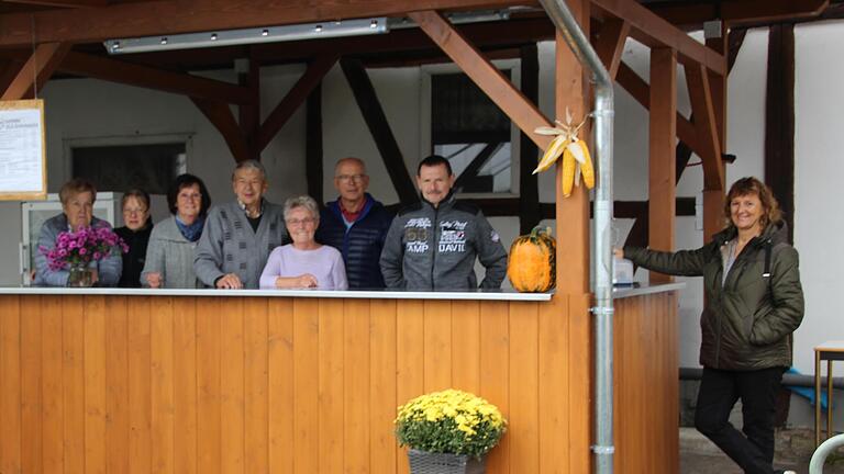 Auf ihren neuen Verkaufs- und Ausschankstand sind die Mitglieder des Obst- und Gartenbauvereins in Aura besonders stolz. Dieser hatte jetzt seine Premiere.       -  Auf ihren neuen Verkaufs- und Ausschankstand sind die Mitglieder des Obst- und Gartenbauvereins in Aura besonders stolz. Dieser hatte jetzt seine Premiere.