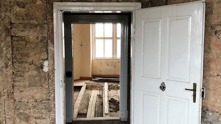 Ein Innenraum des Schlosses nach Rückbauten beziehungsweise Freilegung der Wände und des Bodens Ein Innenraum des Schlosses nach Rückbauten beziehungsweise Freilegung der Wände und des Bodens