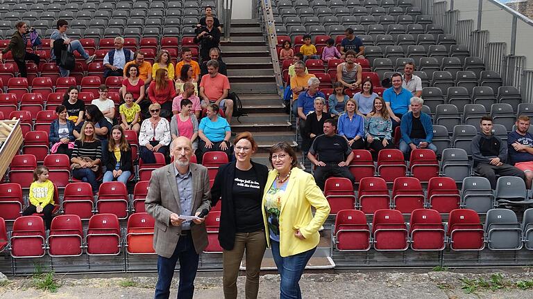 Peter Cahn, Julia Kiefer und Manuela Rubenbauer begrüßten das Ensemble der Scherenburgfestspiele. Peter Cahn, Julia Kiefer und Manuela Rubenbauer begrüßten das Ensemble der Scherenburgfestspiele.